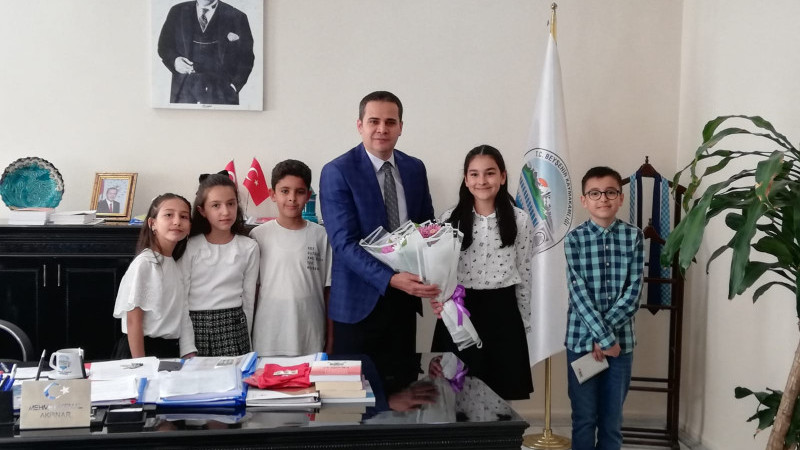 Beyşehir'de de makam koltuklarına çocuklar oturdu