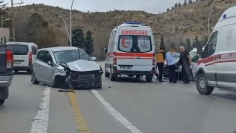 Otomobil hafif ticari araçla çarpıştı: 5 yaralı
