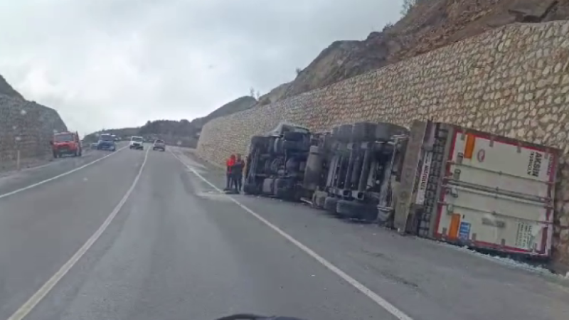 TIR devrildi, ölümden döndüler