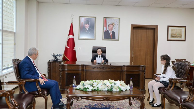 Makam koltuğuna oturan minik vali, bakın neler istedi