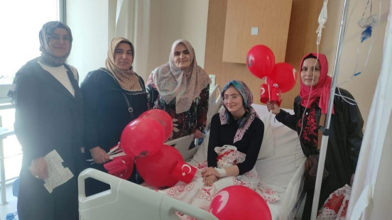 Hastanede tedavi gören çocuklar bayramda unutulmadı