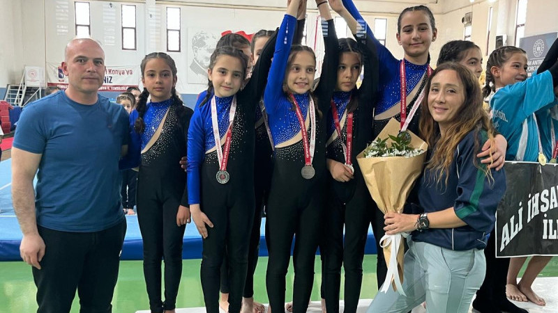 Minik jimnastikçiler kupayı kaldırdı
