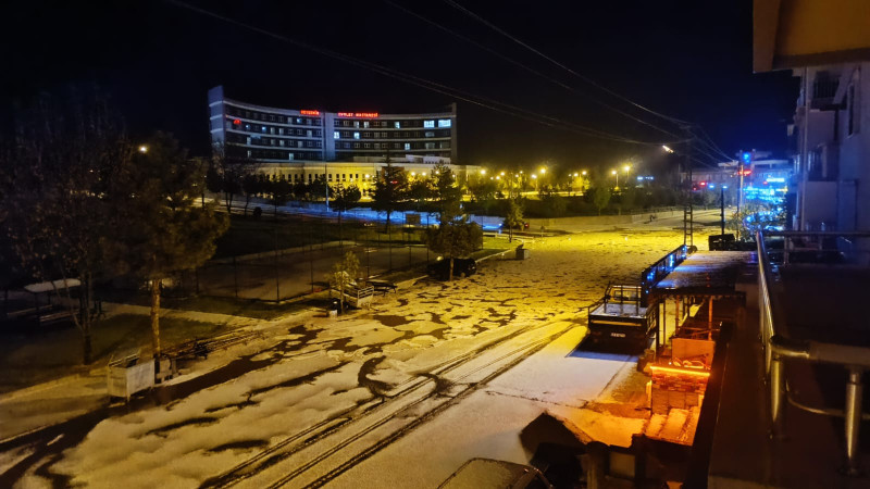 Beyşehir doluya teslim! Yolları kar gibi beyazlattı
