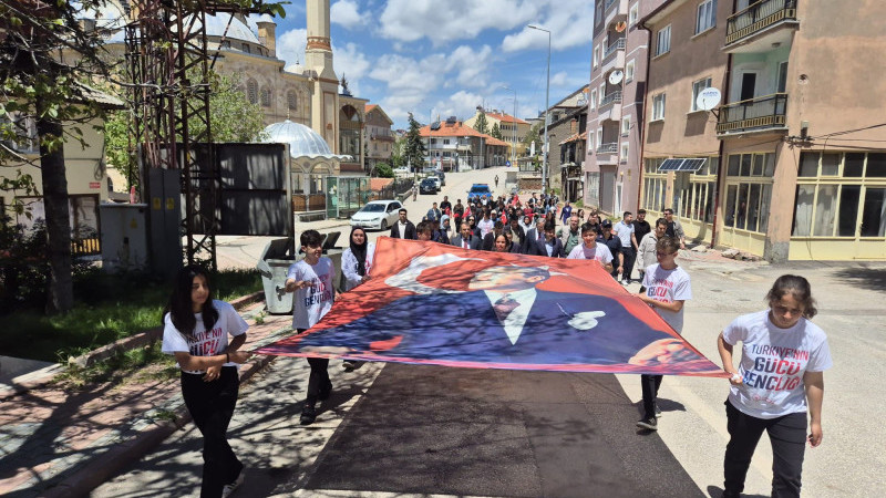 Gençlerin coşkulu yürüyüşü