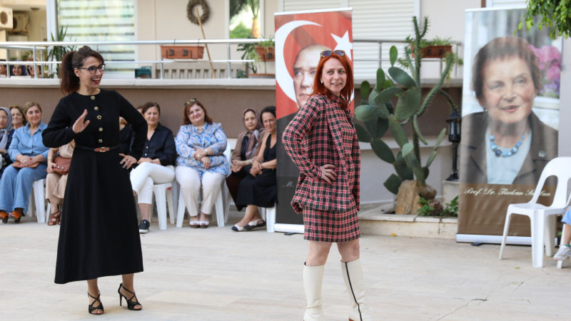 Havuz başındaki defile, moda severleri buluşturdu