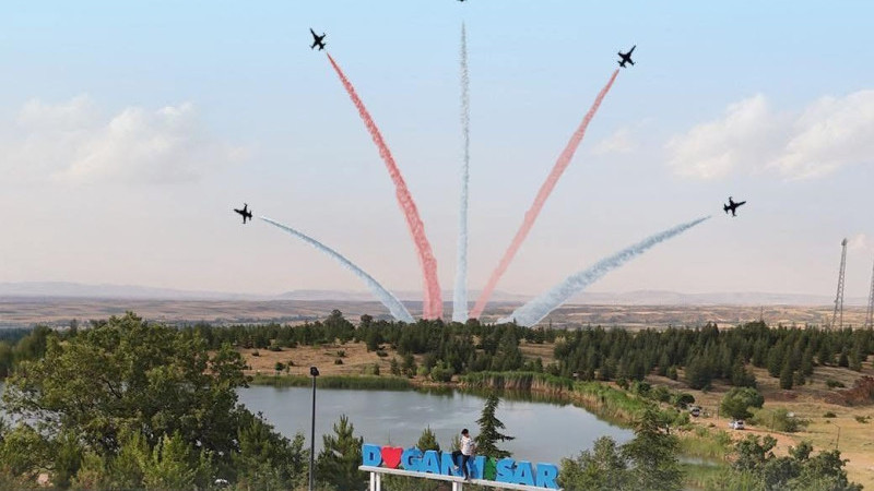 Türk Yıldızları Beyşehir’e yakın konumda gökyüzünde gösteri uçuşu yaptı