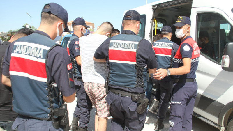 Jandarma uygulama yaptı, aranan şahıslar yakalandı
