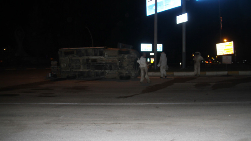 Arı kovanı yüklü kamyonet devrildi, olanlar oldu!