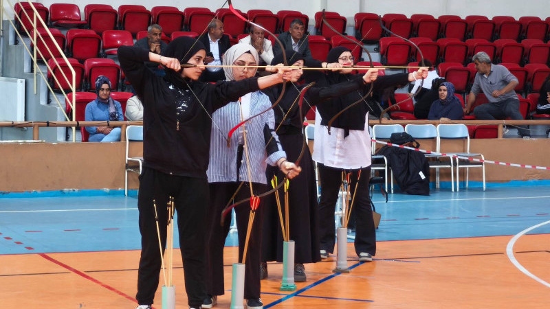 Okçular hedefleri 12'den vurdu
