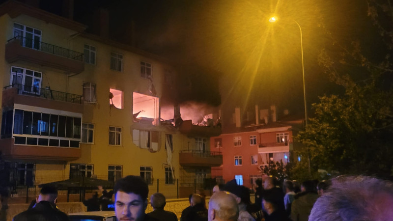 Dört katlı binada doğal gaz patlaması! Yaralılar var
