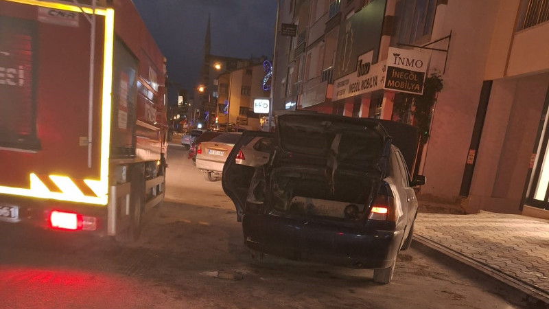 Yangın söndürme tüpü ile müdahale otomobili yanmaktan kurtardı