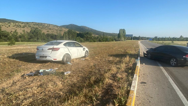 Beyşehir Konya kara yolunda otomobiller çarpıştı, yaralılar var