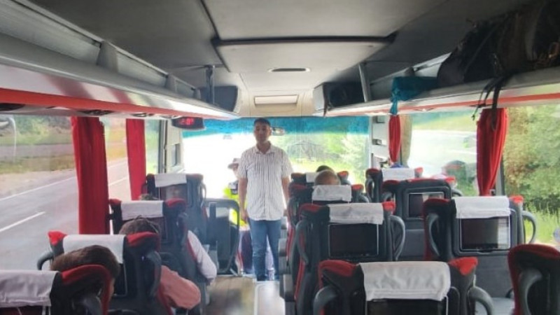 Otobüste yolculuk ediyorlardı,anonsu duyunca şaşırdılar!