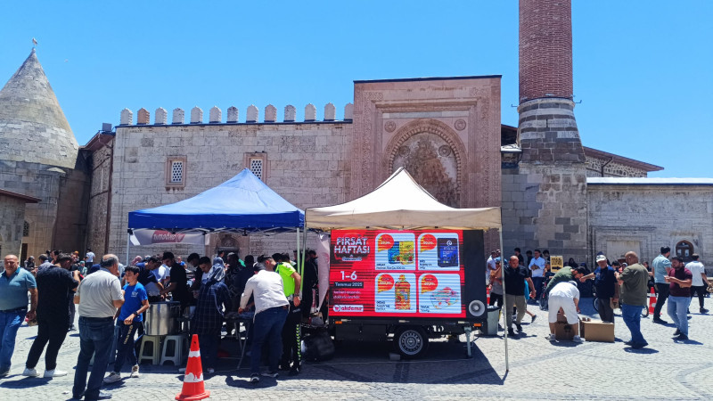 Akdemir Market, Eşrefoğlu Camii’nde Vatandaşlara Aşure Dağıttı