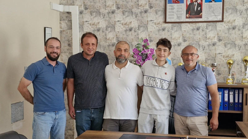 LGS Türkiye Birincisi Mustafa Emir Beşil’e Başarı Ödülü