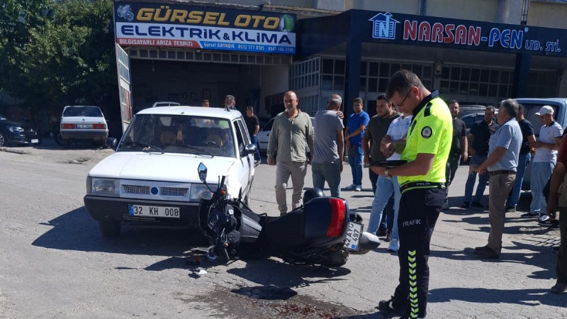 Otomobille motosiklet çarpıştı,sürücü yaralandı