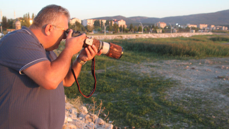Kuş fotoğrafları için fotoğraf makinesini yanından ayırmıyor
