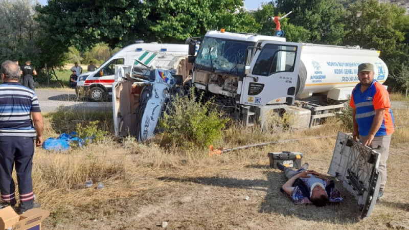 Su tankeri ile kamyon çarpıştı, ortalık savaş alanına döndü: 2'si ağır 4 yaralı