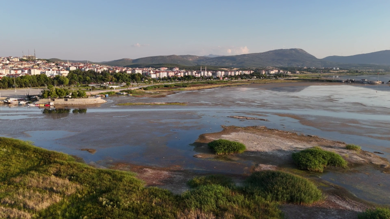 Gölde sular çekildi,yeni adalar ortaya çıktı