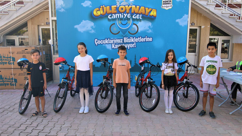 Güle oynaya camiye gelip bisiklet kazandılar