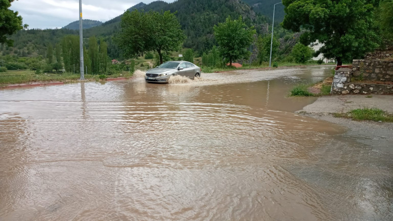 Sağanak yağış sele yol açtı