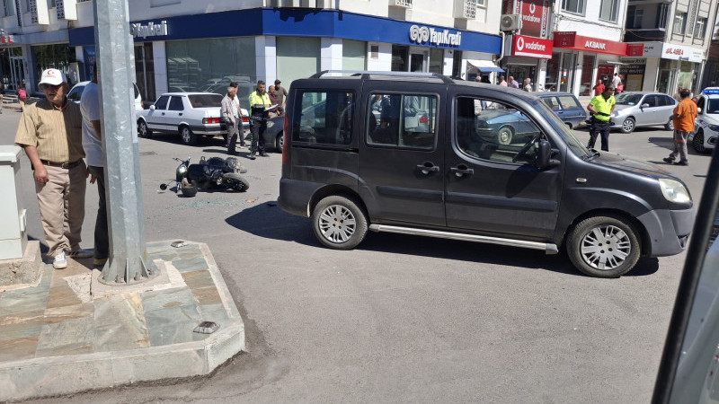 Hafif ticari araçla çarpışan motosikletteki 2 kişi yaralandı