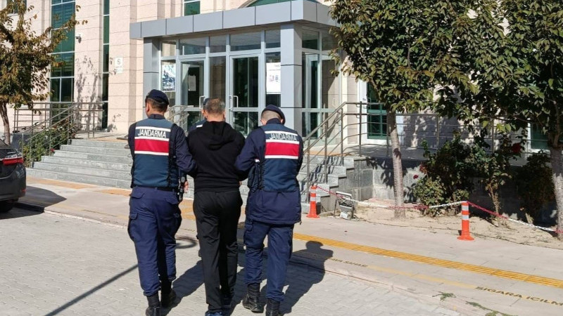   Aranan şahıslar yakayı ele verdi