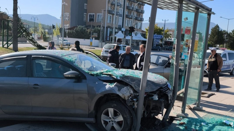  Kaza sonucu savrulan otomobil durağa çarptı, otobüs bekleyen kişi ölümden döndü