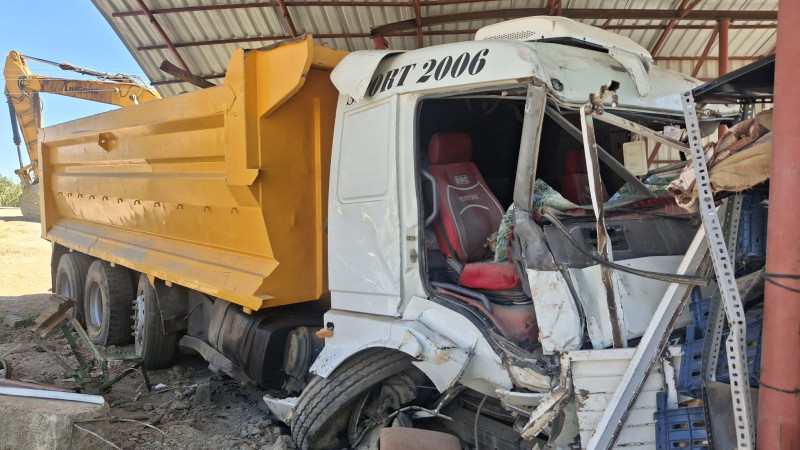 Hafriyat kamyonu yol kenarındaki depoya daldı,kazada sürücü yaralandı