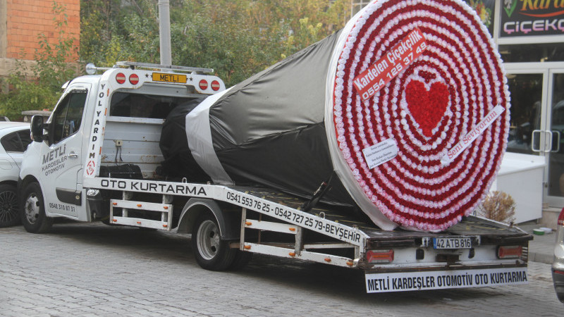 Üzerindeki dev çiçek buketi ile “çok daha çekici” oldu!