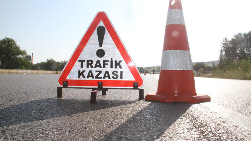 Karşı şeride geçerek yolcu otobüsü ile çarpışan otomobilin sürücüsü can verdi