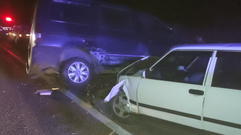 Otomobille minibüs çarpıştı, 2 kişi yaralandı