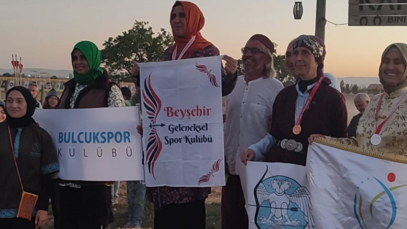 Okçu Dudu Emine Demir birincilik kürsüsünde