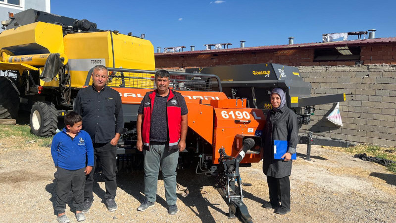 Makine ve ekipman desteği sağlanan Beyşehirli çiftçinin yüzü güldü