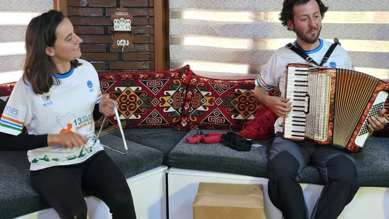 Müzisyen bisiklet tutkunu ikiliden müzikli dünya turu