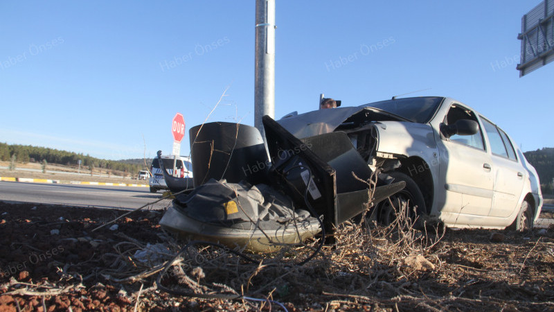 Otomobil trafik ışığı direğine çarptı, 2 kişi yaralandı