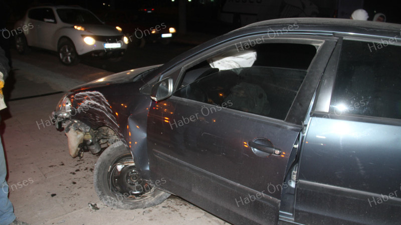 Otomobil bahçe duvarına ve park halindeki araca çarptı, 4 kişi yaralandı