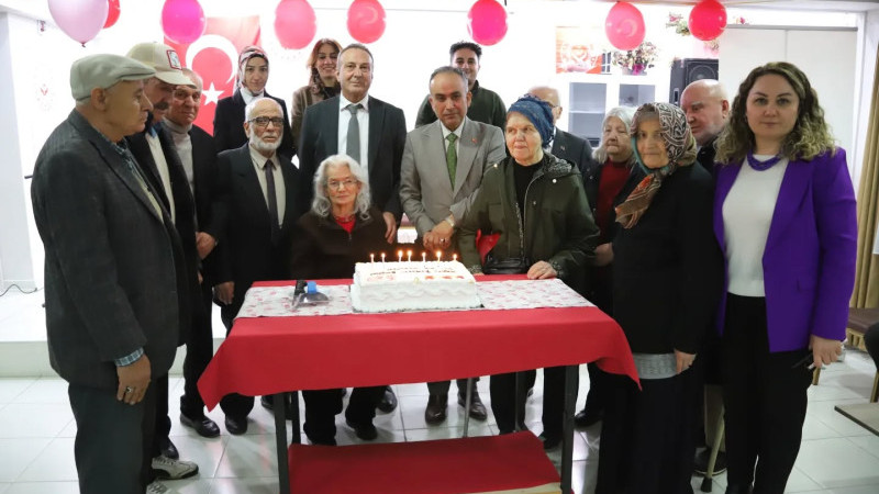 Huzurevinde pasta, şarkı ve mutluluk bir arada