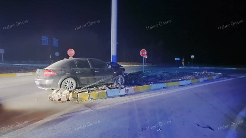 Otomobil refüje çıkarak tabela direğine çarptı: 3 yaralı