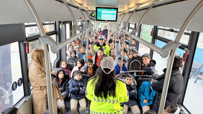Nezaket otobüsü öğrencilere trafik kültürünü aşılıyor