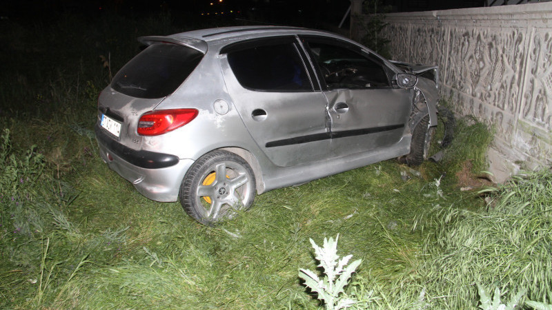 Golf aracıyla çarpışan otomobil bahçe duvarına çarptı