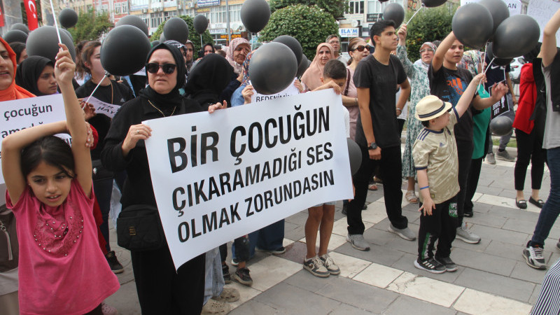 Çocuğa şiddet ve istismar olaylarına tepki için yürüdüler