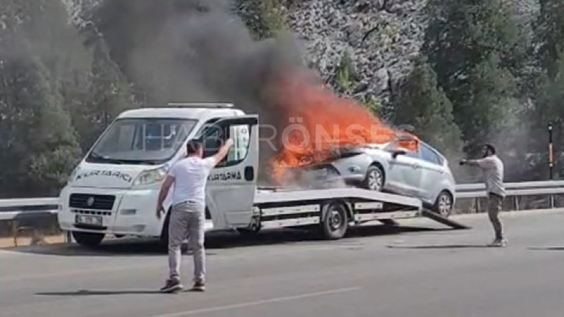 Çekici üzerindeki otomobil alev alev yandı