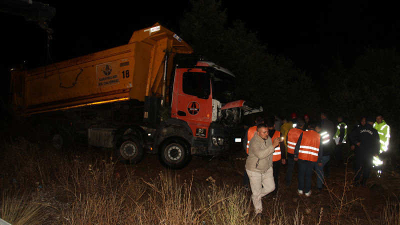 Bariyerlere çarparak devrilen kamyondaki 2 kişi öldü, 1 kişi yaralandı