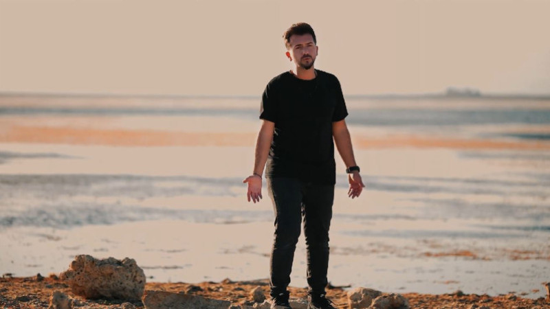 Beyşehir sevdalısı müzisyen, kuruyan göle müzikle dikkat çekti