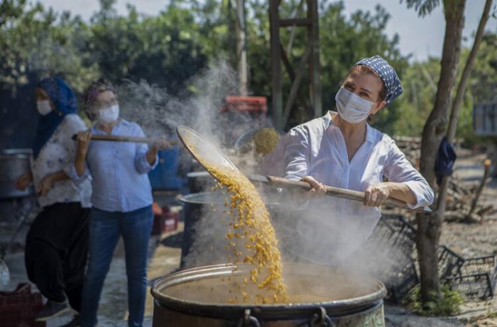 Atalık sarı buğday kazanlarda kaynadı, g&uuml;neşin kollarına bırakıldı