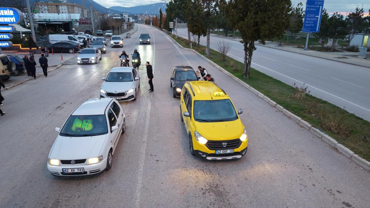 AK Gen&ccedil;lik sahada, g&ouml;n&uuml;ller bir arada