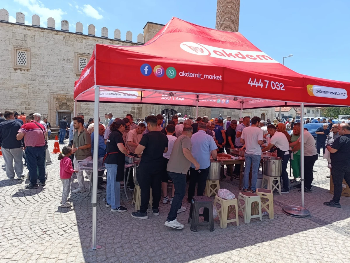 Akdemir Market'ten Beyşehir ve Seydişehir'de aşure ikramı
