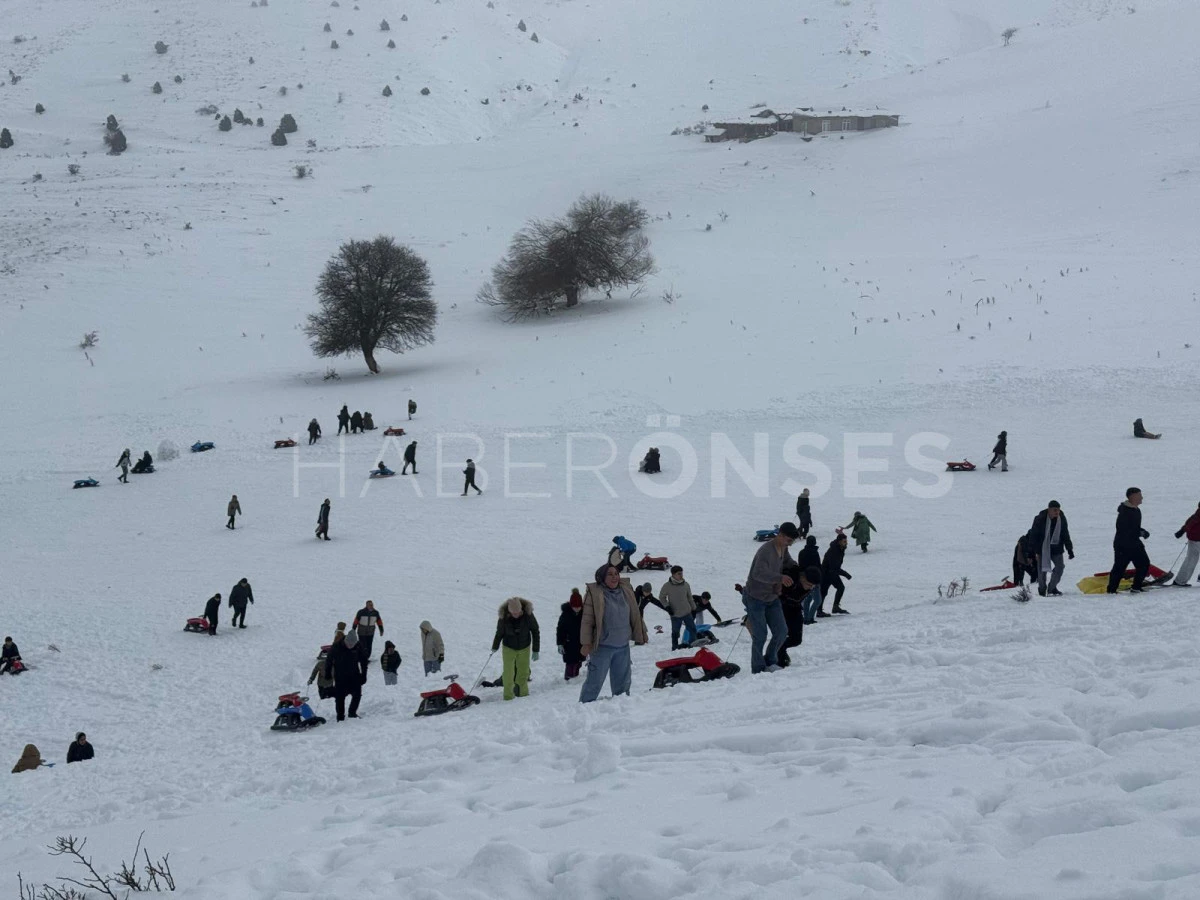 Aladağ&rsquo;da kayak kazası! Gen&ccedil;, ayağını kırdı, hava ambulansı ile nakledildi