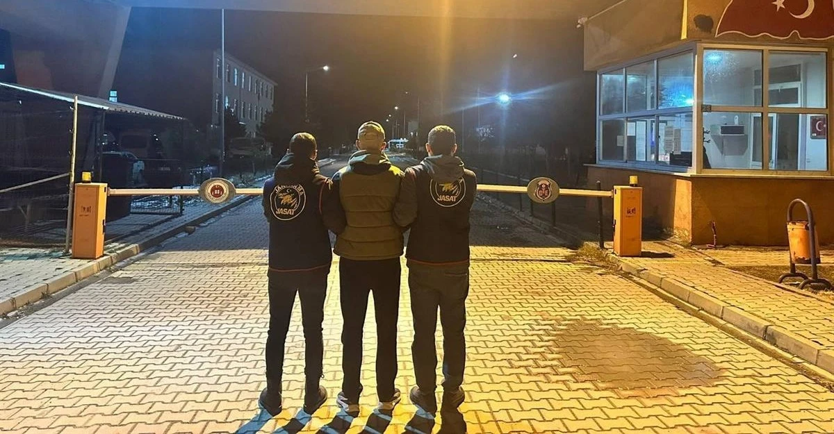 Aranan şahıslar jandarmadan ka&ccedil;amadı